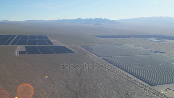 Сонячні батареї, призначені для збору енергії від сонця — стокове відео