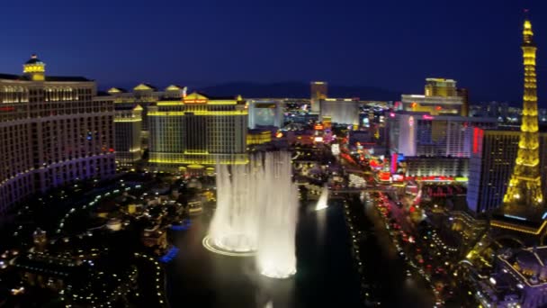 Belysta Bellagio fontäner Las Vegas — Stockvideo