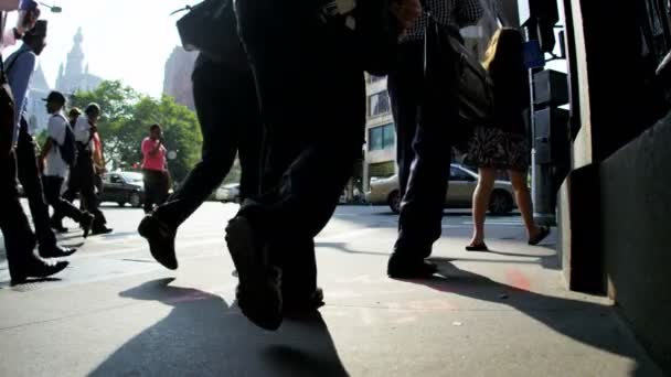 Viajeros de la ciudad caminando — Vídeos de Stock