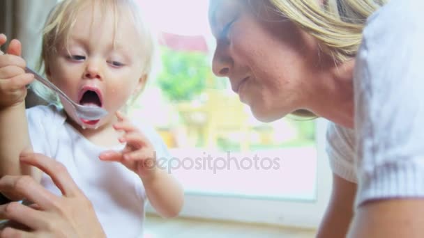 Child practicing feeding — Stock Video