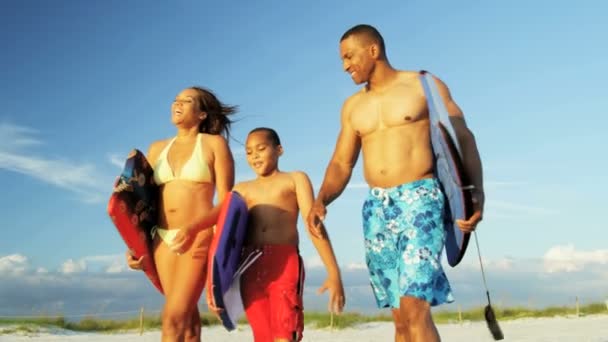 Familie wandelen met bodyboards — Stockvideo