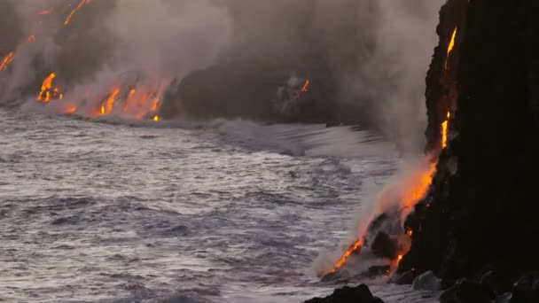 Láva vlévá do oceánu — Stock video