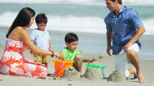Família brincando na areia — Vídeo de Stock