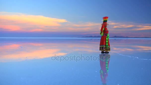 Mujer vestida de Nacional Boliviano en Salar de Uyuni — Vídeo de stock