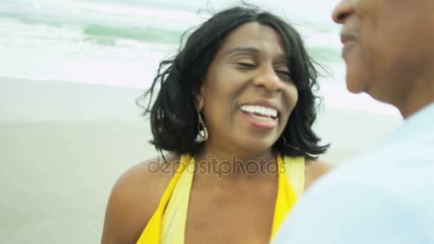 Pareja disfrutando del tiempo en la playa — Vídeos de Stock