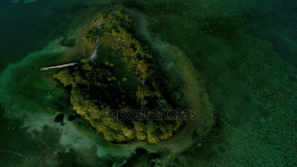 Tropische Insel im farbigen Meer — Stockvideo