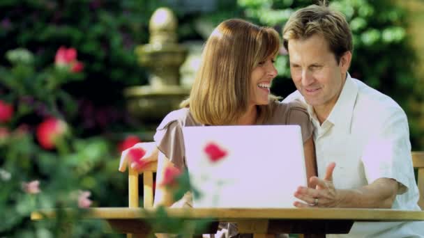 Casal usando laptop — Vídeo de Stock
