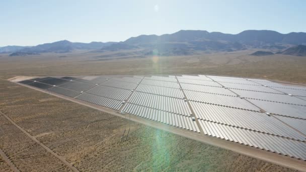 Panneaux solaires récolte de l'énergie — Video