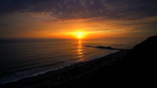 Seascape dourado ao pôr do sol sobre o Miraflores — Vídeo de Stock