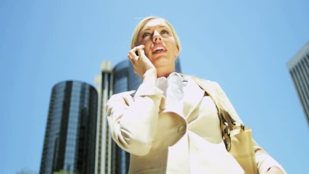 Feminino usando telefone inteligente — Vídeo de Stock