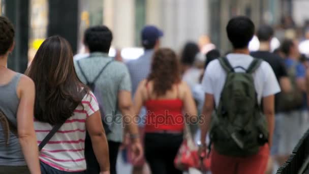 Menschen auf den Straßen der Stadt — Stockvideo