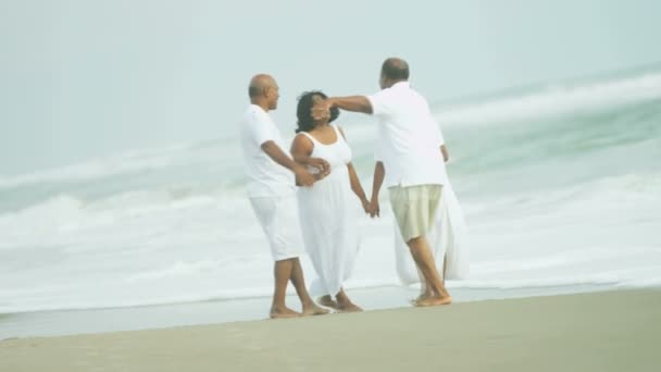 Couples sur la plage partageant la proximité — Video