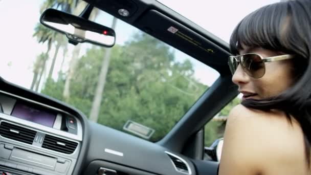 Bruna che viaggia in auto di lusso — Video Stock