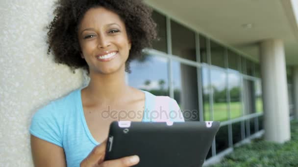 Student using  tablet — Stock Video