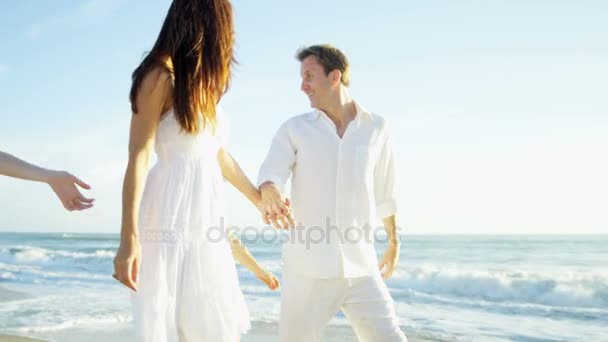 Couple marchant au bord de la mer — Video