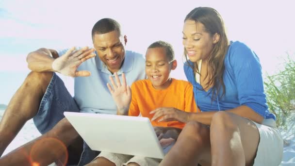 Rodiče a syna video volání — Stock video