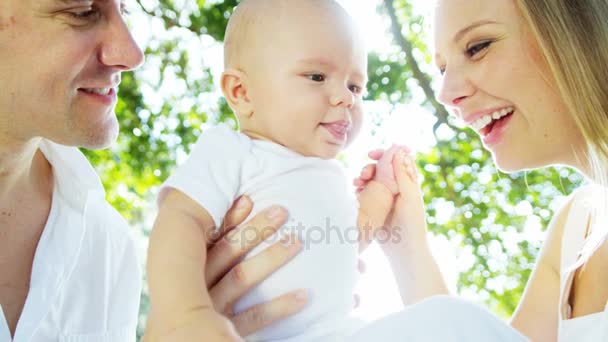 Parents kissing baby — Stock Video