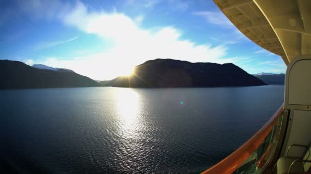 Kreuzfahrtschiff vom Balkon norwegischer Fjorde — Stockvideo
