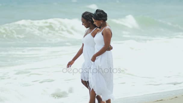 Meisje met moeder op het strand — Stockvideo
