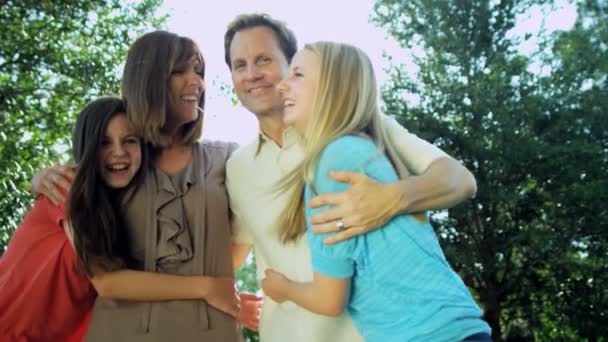 Familia disfrutando del tiempo juntos — Vídeos de Stock