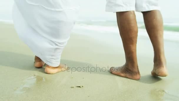 Couple walking barefoot in the shallows — Stock Video