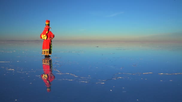 Kvinna som står på Salar de Uyuni — Stockvideo