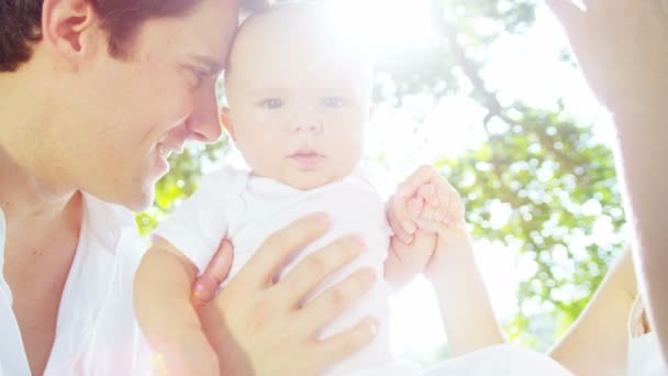 Chico divirtiéndose con padres — Vídeos de Stock