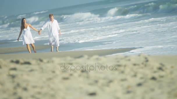 Couple marchant au bord de la mer — Video