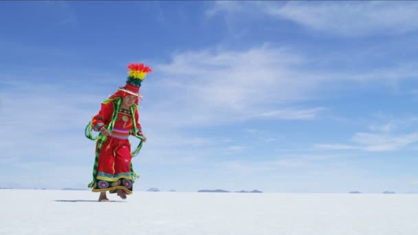 Indianerin tanzt auf dem Salar de uyuni — Stockvideo