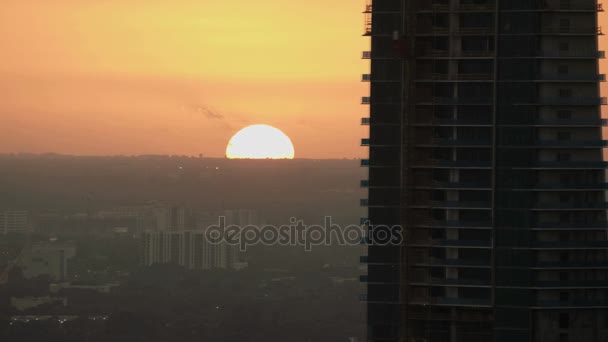 Untergehende Sonne im Stadtzentrum miami — Stockvideo