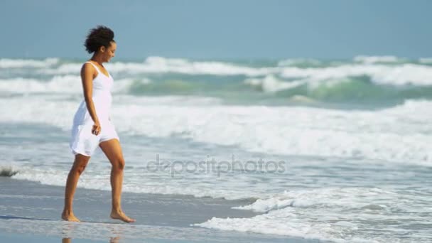 Frau planscht in Wellen am Strand — Stockvideo