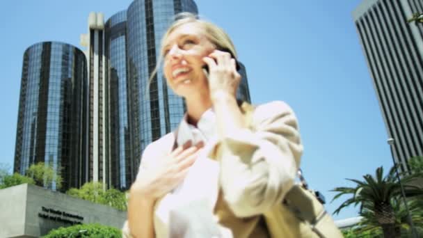 Zakenvrouw met behulp van slimme telefoon — Stockvideo