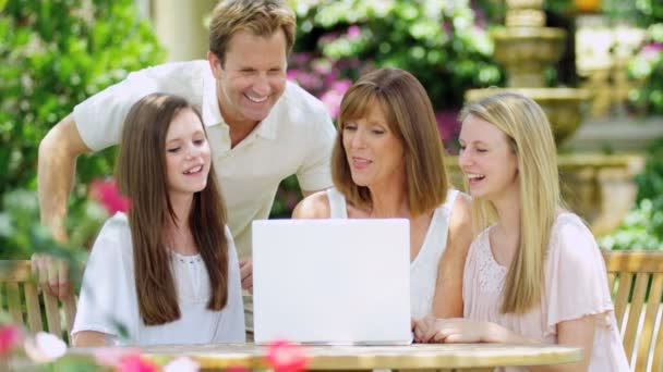 Familia utilizando tecnología inalámbrica — Vídeos de Stock