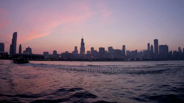 Wolkenkrabbers over Lake Michigan, Chicago — Stockvideo