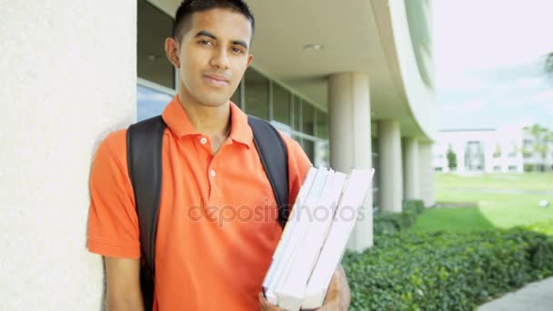 Adolescente carregando livros de biblioteca — Vídeo de Stock