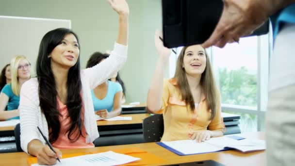 Ragazzi e ragazze con docente universitario — Video Stock