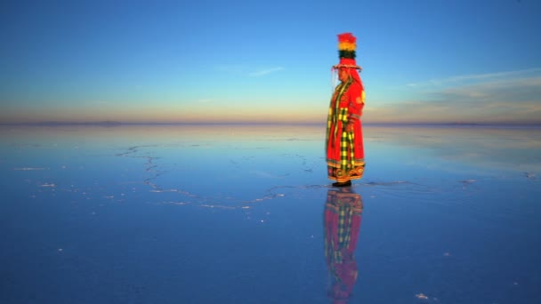 Mulher ao nascer do sol andando sobre o Salar de Uyuni — Vídeo de Stock