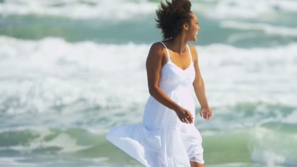 Vrouw genieten van ontspanning op het strand — Stockvideo