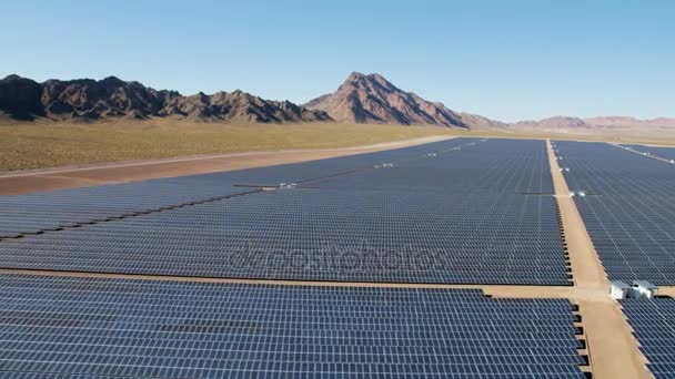 Paneles solares que cosechan energía — Vídeo de stock