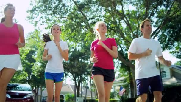 Parents avec filles appréciant la course sur route — Video