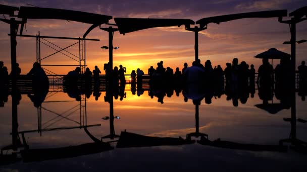 Les gens qui regardent coucher de soleil doré à Larcomar — Video