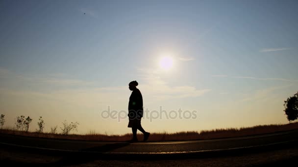 Camminatore e ciclista su strada — Video Stock