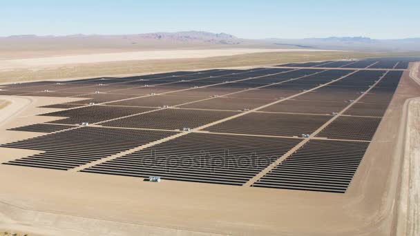 Paneles solares que cosechan energía — Vídeo de stock