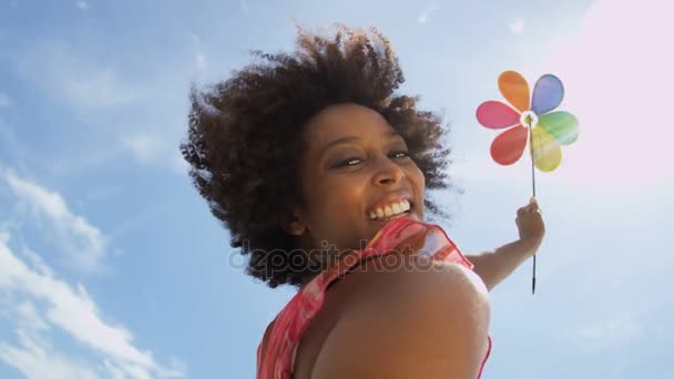 Menina se divertindo com pinwheel — Vídeo de Stock