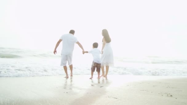 Familia remando en las olas — Vídeos de Stock