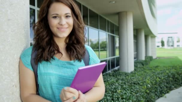 Livro de detenção do estudante — Vídeo de Stock