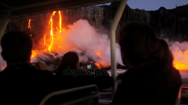 Visitantes observando como la lava cae al océano — Vídeo de stock