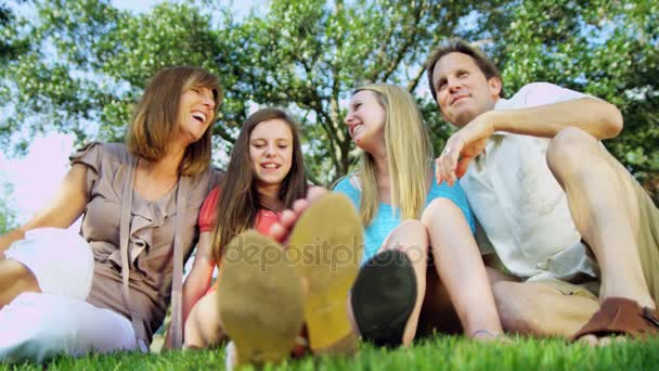 Ouders met dochters buiten ontspannen — Stockvideo