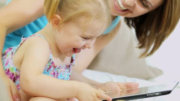 Dívka hraje hru dotykové obrazovky na tabletu — Stock video