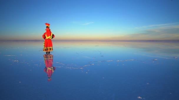Kvinnliga stående på Salar de Uyuni — Stockvideo